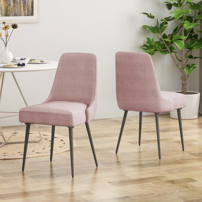 Élégante chaise de salle à manger en bois avec siège rembourré confortable et dossier ergonomique pour les intérieurs modernes.