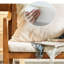 Chaise d'appoint rembourrée 24 po avec pieds en bois et accoudoirs en rotin, fauteuil de style Mid-Century pour une chambre ou un salon-603120205