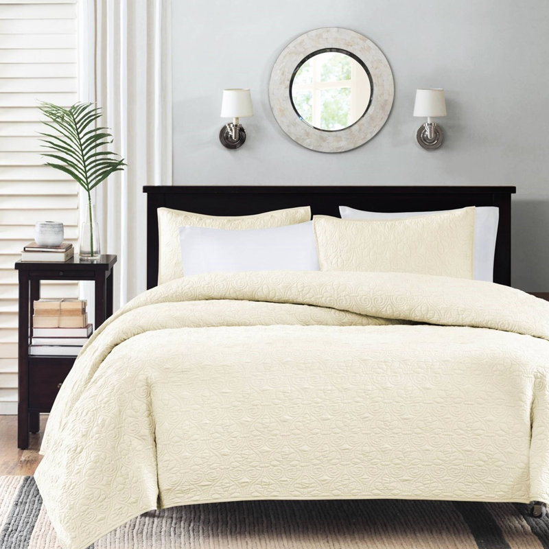 Courtepointe réversible double / grand crème. Profitez d'une bonne nuit de sommeil en été et en hiver. Rembourrage en coton prélavé. Comprend deux taies décoratives avec courtepointe. Literie lavable à la machine crème double / grand.