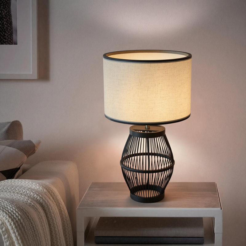 Lampe de table en bambou fabriquée à la main avec base ajourée et abat-jour en lin