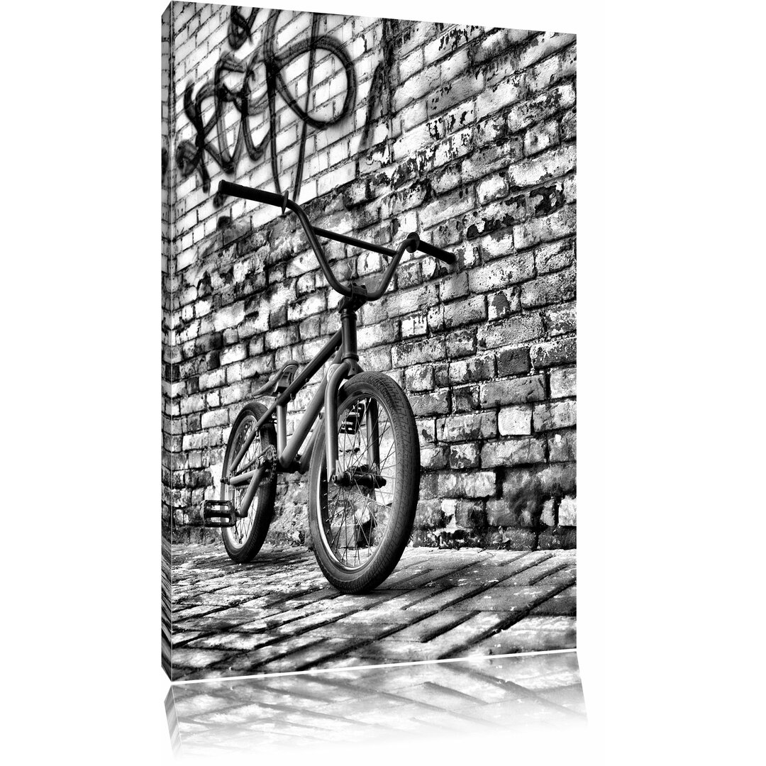 Leinwandbild Fahrrad vor Graffitiwand, BMX, Streetart in Monochrom