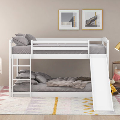 Lit superposé simple au-dessus d'un lit simple avec glissière convertible et échelle