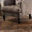 Fauteuil club en microfibre brun noyer contemporain, capitonné avec garniture cloutée | Gris + brun | Microfibre