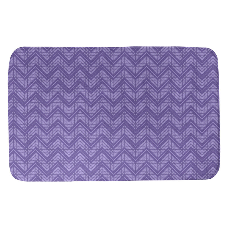 Tapis pour salle de bain à motif à chevrons à la main Stephenie, l 17 po x L 24 po, Mauve clair / mauve