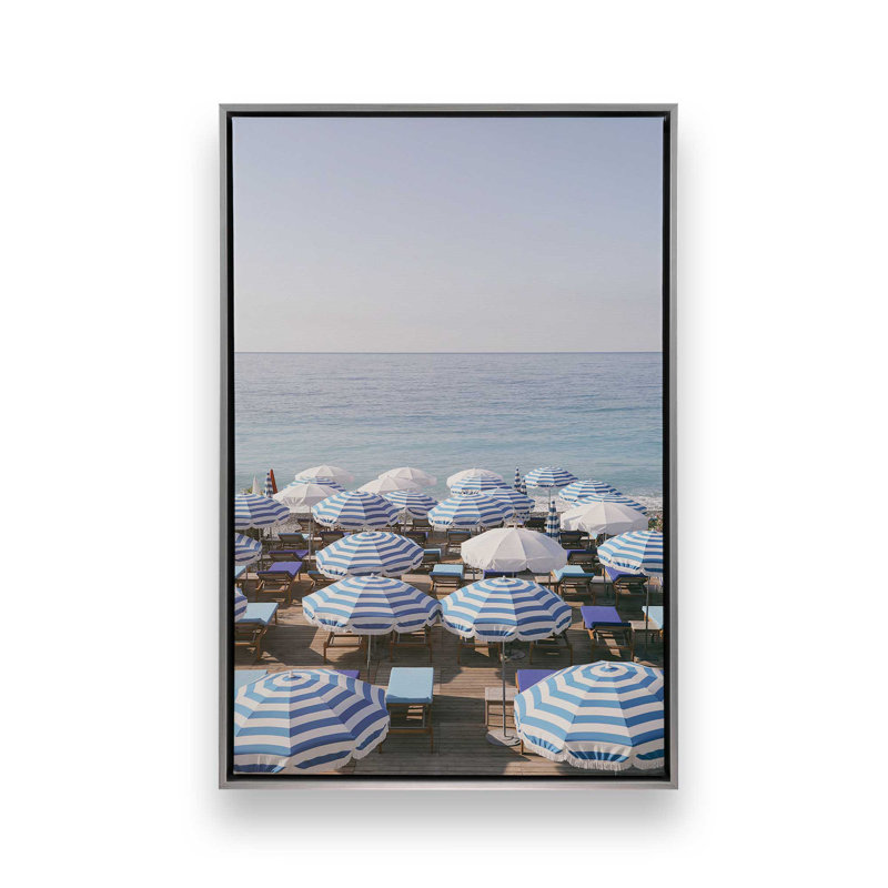Parasols bleus par le rivage sur toile, H 36,75 po x l 24,75 po, Cadre flottant en chrome poli
