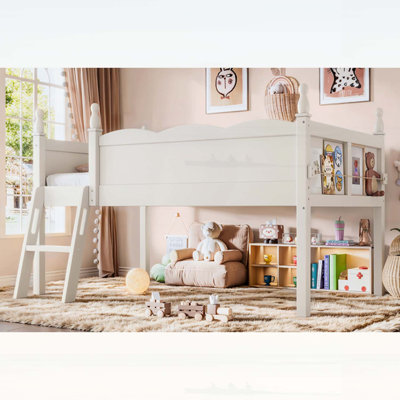 Lit mezzanine bas simple en bois massif avec garde-corps pleine longueur, échelles et bibliothèque à côté, design chic et sécuritaire pour les enfants