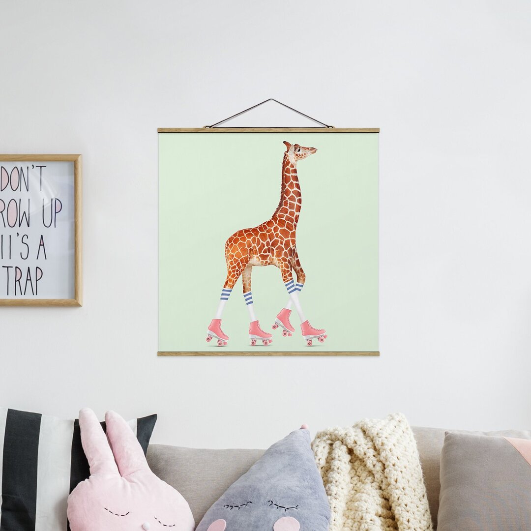 Stoffbild Mit Posterleisten - Jonas Loose - Giraffe Mit Rollschuhen - Quadrat 1:1