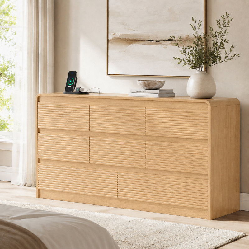 Commode 8 tiroirs pour chambre à coucher, commode 55,12 po avec station de charge, longue commode en bois naturel avec design cannelé et profil incurvé pour chambre à coucher, salon
