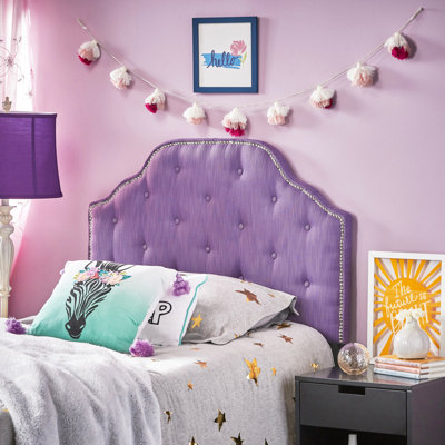 Tête de lit simple mauve avec surpiqûres à boutons et têtes de clous décoratives de bon goût avec une bordure au design élégant