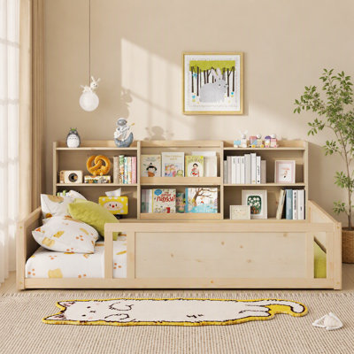 Lit plateforme en bois avec barrière de sécurité et tablettes de rangement pratiques