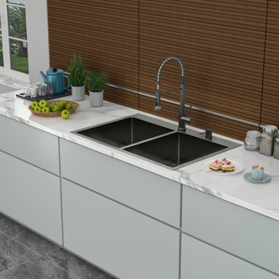 Évier de cuisine 33 po à double cuve en acier inoxydable noir de calibre 16, conception 50/50 pour les travaux de nettoyage séparés, style moderne style goutte, fabriqué à la main avec fond incliné et drain arrière, rainures en X