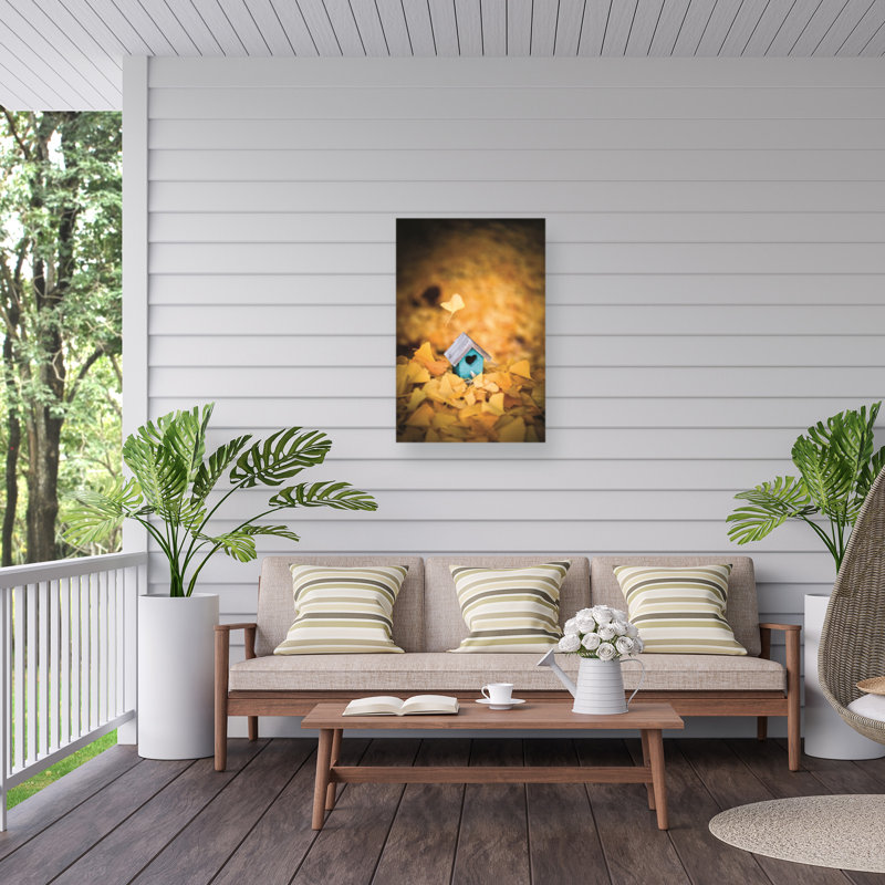 «Birdhouse» sur un tapis jaune sur toile, H 32 po x l 22 po
