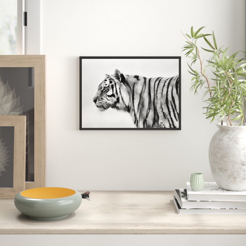 Gerahmtes Wandbild Tiger vor Hintergrund