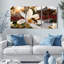 Ensemble de 3 tableaux sur toile tendue représentant une abeille sur une fleur de magnolia blanche avec un pavillon chinois traditionnel-782782397