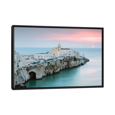 « soleil over vieste old town, apulia, italie » par matteo colombo, reproduction d’impression sur toile tendue