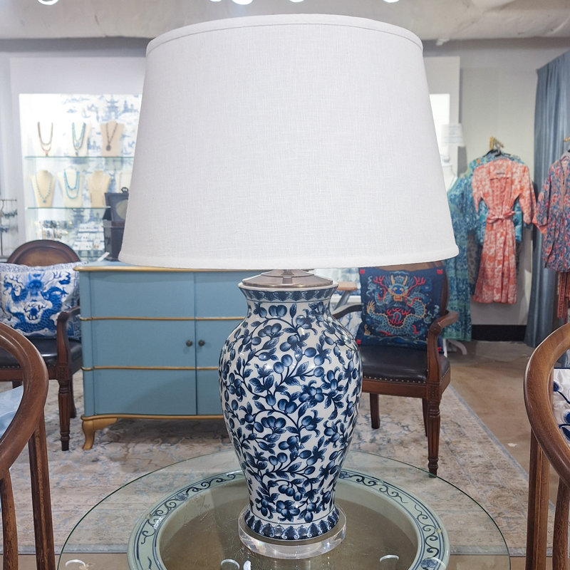 Lampe en porcelaine filigranée peinte à la main