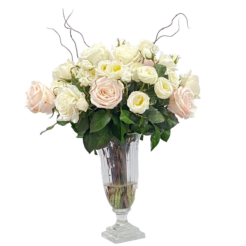 Mélange de roses dans un vase en verre