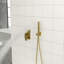 Pomme de douche double dorée - Plafonnier carré de 16 pouces avec système de boyau d'arrosage en mode pluie manuelle