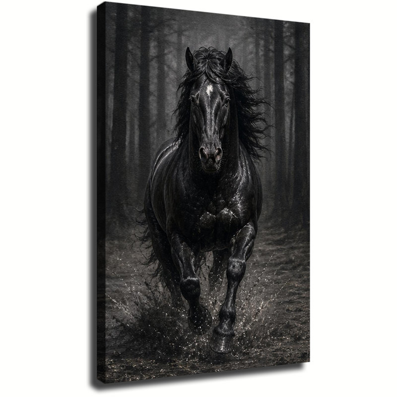 Magnifique étalon noir chargeant à travers une forêt boueuse sous une brume légère - Toile murale, 24x36in