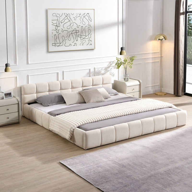 Le lit tapissier en chenille très grand beige, le motif en damier ajoute une touche contemporaine, de la douceur pour une structure de lit de taille chaleureuse, un charme intemporel et un confort douillet