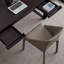 Bureau d'ordinateur au design minimaliste foncé-650668675