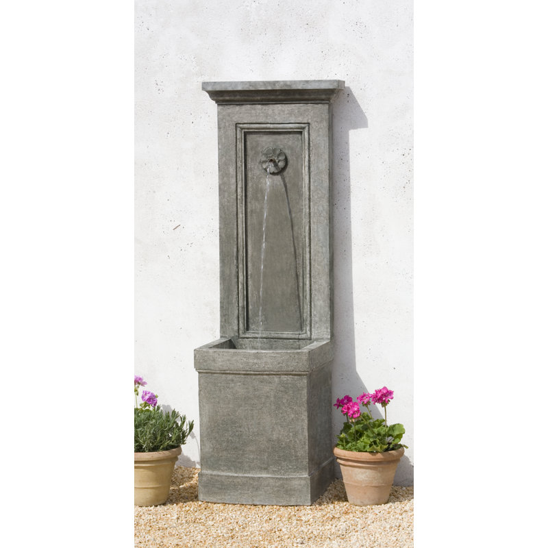 Fontaine en béton avec lumière de l'Auberge, Pierre calcaire vieillie