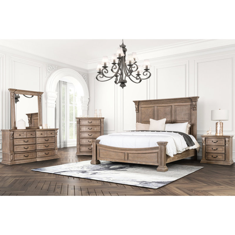 Structure de grand lit en bois massif avec tête de lit en chêne vieilli et éléments de conception dentelés pour la chambre à coucher, taille, fabrication, détails, poteaux, moulures de style traditionnel