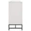La commode à 6 tiroirs de large avec structure en métal noir allie le minimalisme moderne avec le rangement spacieux de la chambre à coucher