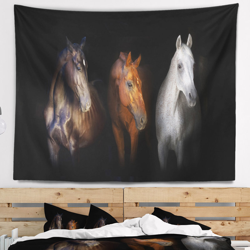 Tapisserie noire, rouge et blanche, H 78 po x l 92 po
