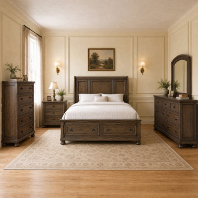 Ensemble de chambre à coucher 5 pièces Eedie Country & Farmhouse en placage de bouleau comprenant un lit queen, une table de chevet, une commode, un miroir et une commode haute.