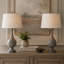 Ensemble de 2 lampes de table Cipolla Poly 29 po en polyrésine avec fini bois poudré acide, laiton vieilli et abat-jour en lin naturel, de la galerie Grandview.