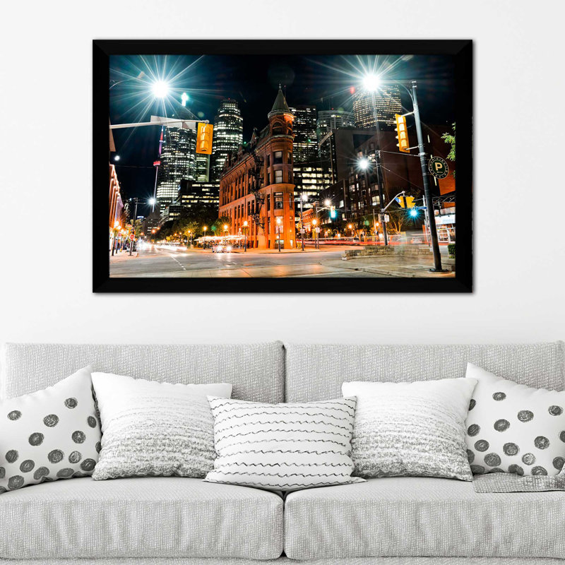 «City Streets», reproduction de photo encadrée, H 21,5 po x l 27,5 po x P 0,75 po, Cadre noir