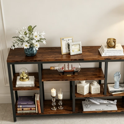 Console industrielle en bois et métal avec tablettes ouvertes, canapé brun rustique pour le salon et l'entrée