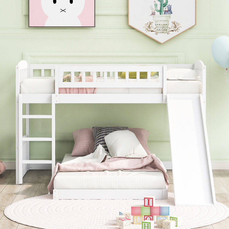 Lit simple au-dessus d'un lit superposé blanc avec glissade et côté - installable, construction en bois de pin massif, idéale pour les petites chambres à coucher, éléments de conception gris, ensemble de matelas à lattes blanc, cadre, planche, espace maximisé, stable