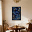 Plantes et fleurs avec fleurs bleues et branches dorées sur fond foncé-414255111-414255110-414255163