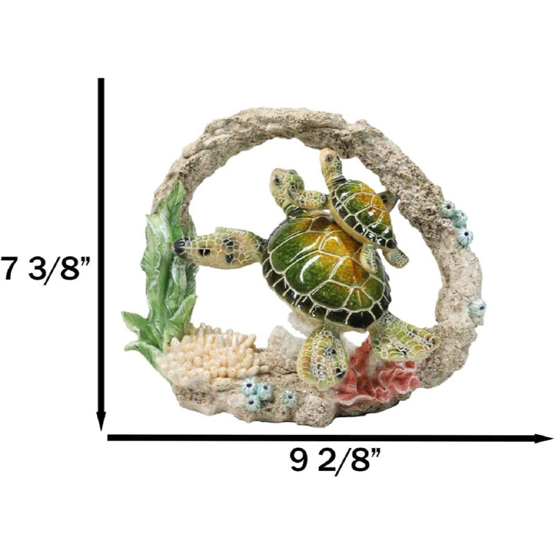 Figurine de tortue de mer verte et de nouveau-né nageant près du corail