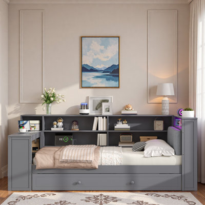 Lit plateforme en bois avec tablettes de rangement, lit gigogne, station de charge, bureau à DEL, bureau et tête de lit tapissier