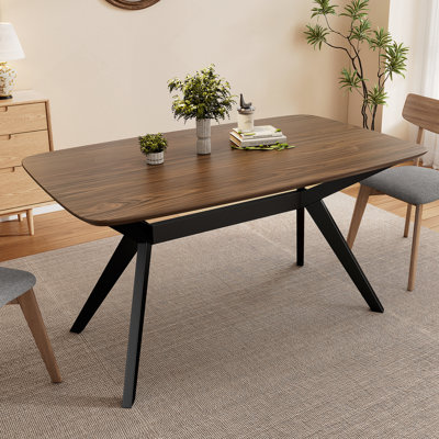 Table de salle à manger exquise fabriquée en bois de qualité supérieure, conçue pour des expériences culinaires inégalées et une décoration intérieure améliorée.