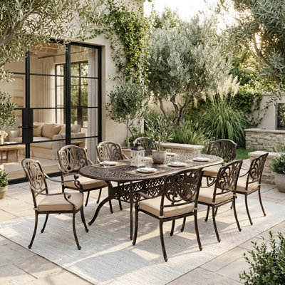 La table et les chaises d'extérieur 9 pièces en fonte d'aluminium, l'ensemble de salle à manger de style rétro classique pour 8 personnes comprennent une table de salle à manger ovale de 87 po et 8 chaises avec coussin amovible et trou pour parasol