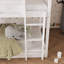 Lit superposé simple au-dessus d'un lit simple pour enfant avec garde-corps et échelle-178793882