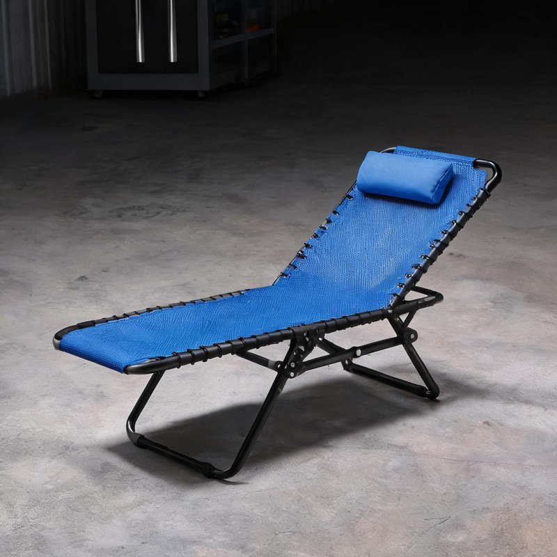 Ensemble de deux chaises longues en maille bleue avec dossier inclinable et repose-pieds, idéales pour le camping et la plage.