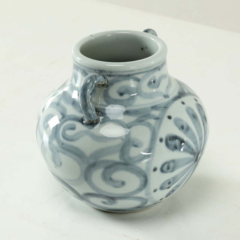 Environ 6 pouces dans un vase subtil bleu et blanc avec deux poignées décoratives
