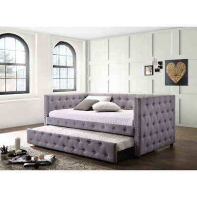 Lit de jour gris rembourré avec couchette, structure en bois d'hévéa et en peuplier, capitonnage riche, double garniture cloutée, revêtement de mobilier de chambre à coucher moderne, rembourrage, détails, installation de bureau à domicile en nickel