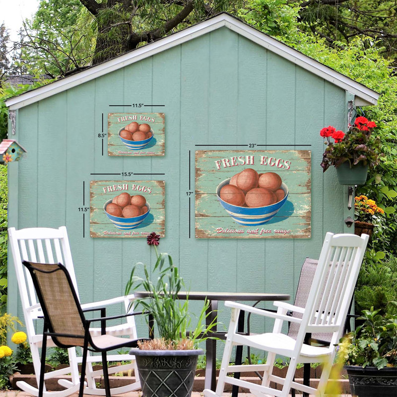 Oeufs frais sur panneau en métal turquoise