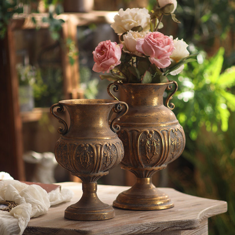 Vase en métal vieilli avec poignées à volutes, H 13,8 po x l 9,1 po x P 9,1 po, 2