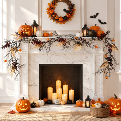 Guirlande de 2 brindilles noires pour l'Halloween, ornée de feuilles de fougère dorées, de baies et de décorations orange. Longue guirlande artificielle de 175 cm avec boucles de suspension. Décoration gothique végétale pour foyer, mur ou porte d'entrée.