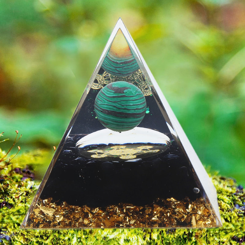 Ornement en forme de pyramide de cristal de 6 cm fabriqué à la main