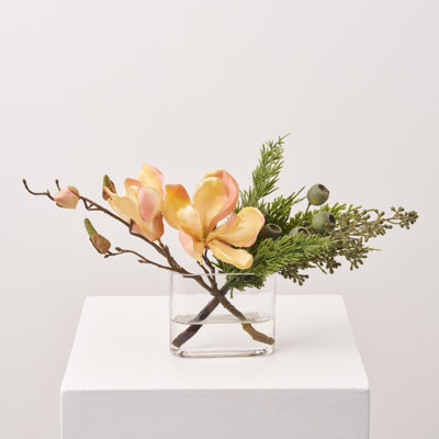 Golden Magnolia Bloom & Bud avec cèdre véritable et gousse dans un petit vase ovale moderne