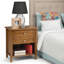 Table de chevet transitionnelle en bois massif Warm Shaker de 61 cm de large, couleur brun doré clair