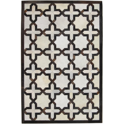 Area Cowhide Geometric Area Rug in Cola/Cream